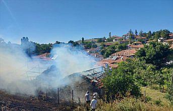 Alacahöyük Ören Yeri'ndeki yangına müdahale ediliyor