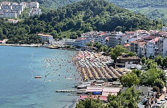 Amasra'da plajlarda şemsiye açacak yer kalmadı