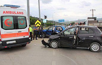 Amasya'da iki otomobil çarpıştı, 6 kişi yaralandı