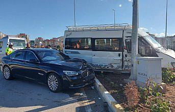 Amasya'da otomobil ile minibüs çarpıştı, 8 kişi yaralandı