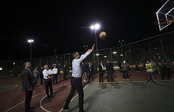 Bakan Kasapoğlu, Çorum'da gençlerle basketbol oynadı