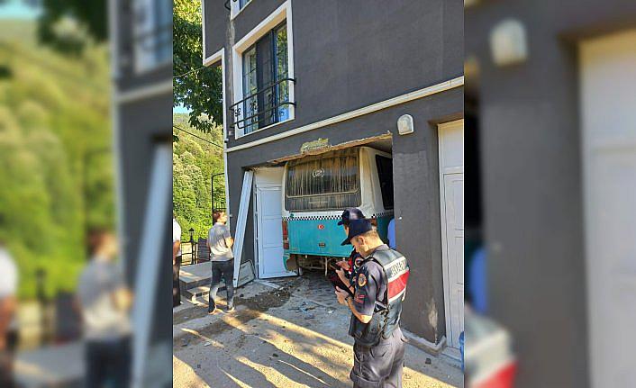 Bartın'da minibüsün evin bodrum katına girdiği kazada 10 kişi yaralandı