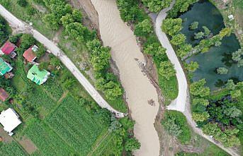 Düzce'de köprü yıkılınca Ballıca köyü sular altında kalmaktan kurtuldu
