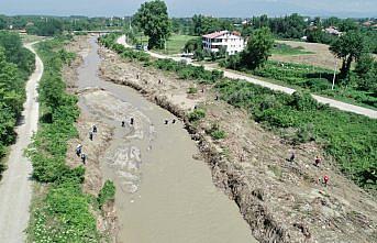 Düzce'de sele kapılan operatörü arama çalışmalarına ara verildi