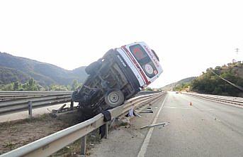 Hasta taşıyan ambulans refüje çıktı, 1 kişi öldü, 3 sağlıkçı yaralandı