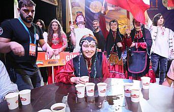 İki dakikada 5 bardak çay içmek için yarıştılar