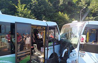 Rize'de iki dolmuşun çarpıştığı kazada 17 kişi yaralandı