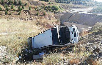 Tokat'ta devrilen hafif ticari araçtaki 3 kişi yaralandı