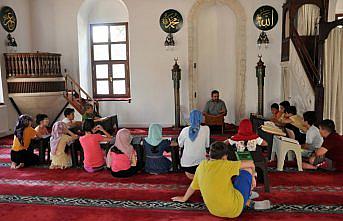 Ünye'de camiye gelen çocuklar için ikramlık standı kuruldu