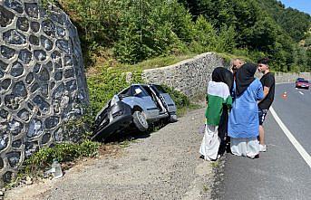 Zonguldak'ta bayramlaşmadan dönen ailenin bulunduğu araç istinat duvarına çarptı