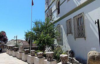 Zonguldak'ta Müze Müdürlüğünün bahçesinde agave bitkisi çiçek açtı