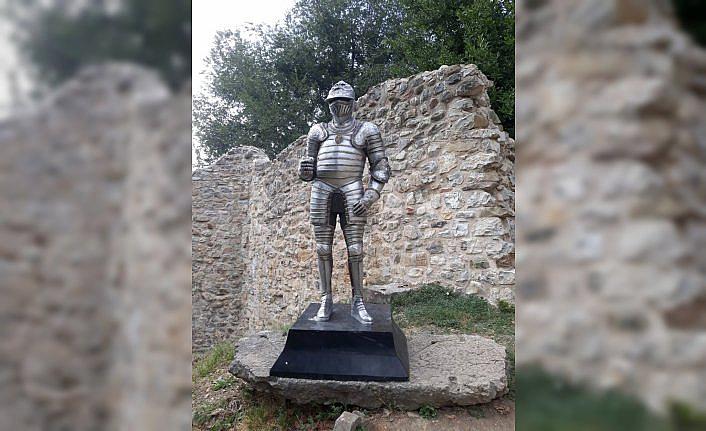 Akçakoca'da Ceneviz Kalesi'ndeki asker heykelinin kaybolan baltası aranıyor