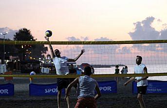 Akçakoca'da plaj voleybolu turnuvası yapıldı
