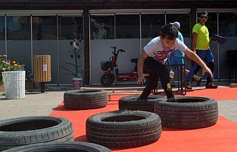 Atık malzemelerle oluşturulan oyun parkuru çocukların eğlencesi oldu