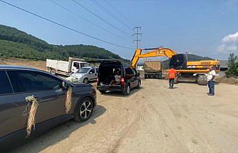 Bahşiş almak için iş makinesiyle düğün konvoyunun önünü kesti