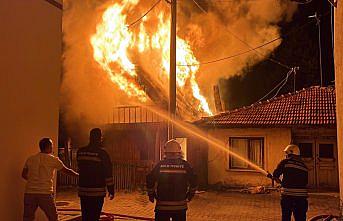 Bolu'da elektrik tellerine sıçrayan yangın mahalleyi elektriksiz bıraktı