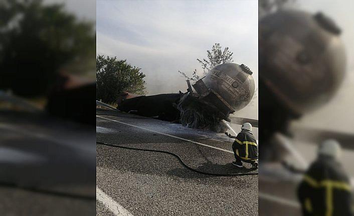 Bolu'da seyir halinde yangın çıkan tanker kullanılamaz hale geldi
