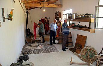 Eski eşyaların sergilendiği müze, köyün geçmişini günümüze taşıyor