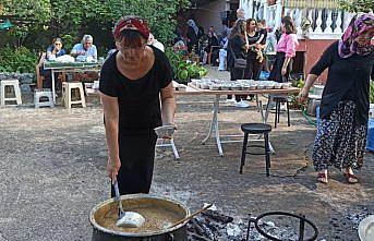 İmece usulü yaptıkları aşureyi mahalleliye dağıttılar