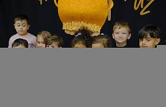 Kastamonu'da çocuklar yaptıkları aşureyi komşularıyla paylaştı