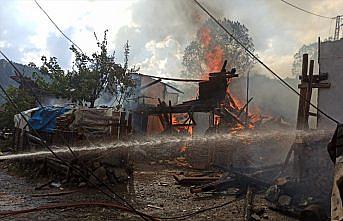 Kastamonu'da köyde çıkan yangın söndürülmeye çalışılıyor