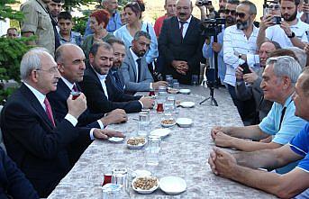 Kılıçdaroğlu, Çorum'da partililerle çay içti