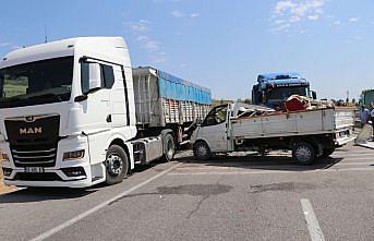 Samsun'da emniyet şeridinde tıra çarpan kamyonetteki 2 kişi yaralandı
