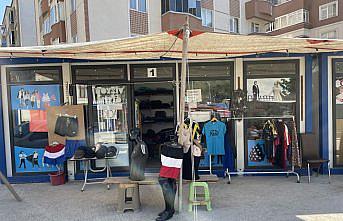 Selde yıkılan dükkanının inşasında işçi olarak çalışıyor