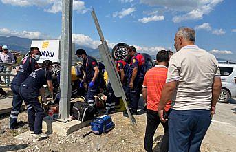 Sinop'ta devrilen otomobildeki 2 kişi yaralandı