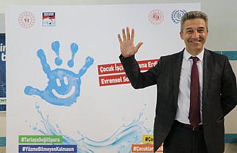 Trabzon'a gelen mevsimlik tarım işçilerinin çocuklarına yüzme eğitimi