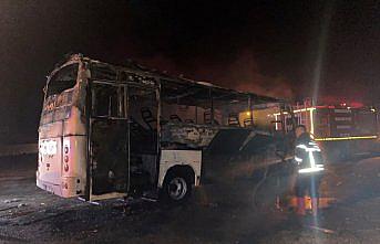 Zonguldak'ta işçi servisi yangında kullanılamaz hale geldi