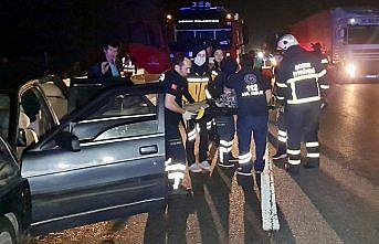 Anadolu Otoyolu'nda minibüs ile otomobilin çarpıştığı kazada 2 kişi yaralandı