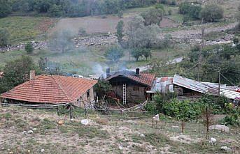 Bolu'da 2 katlı ahşap ev yandı