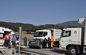 Bolu'da kamyonla çarpışan otomobildeki 3 kişi yaralandı