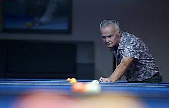 Emekli muhasebeci bilardo tutkusundan 46 yıldır vazgeçmiyor