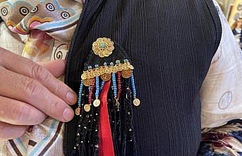 Geleneksel Tosya fesini minyatür hale getirip broş yaptı