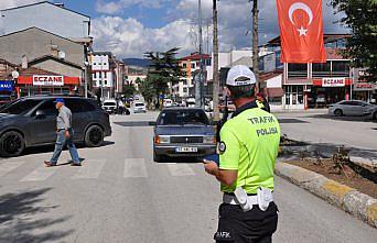 Gümüşhacıköy'de trafik ekipleri yaya geçitlerinde uygulama yaptı
