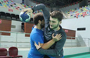 Hentbol aşkı için günlük 100 kilometre yol katediyor