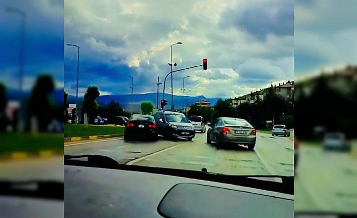 Karabük'te hafif ticari aracın kırmızı ışıkta bekleyen otomobillere çarpması kamerada