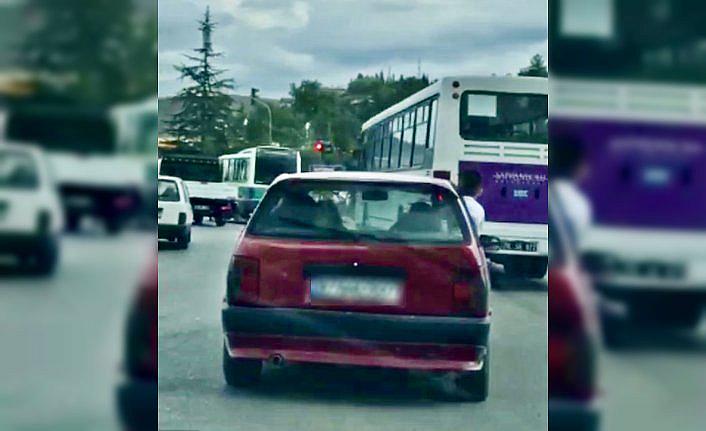 Karabük'te otomobilin camından sarkan çocuğun tehlikeli yolculuğu kamerada