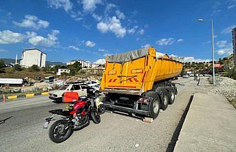 Karabük'te park halindeki dorseye çarpan motosikletli kurye yaralandı