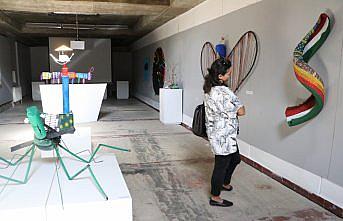 Öğrenciler nehir kenarından topladıkları atıklardan hazırladıkları çalışmaları sergiledi