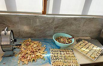 Safranbolu'da kurutulan elmalar çocukların beslenme çantasına konulacak