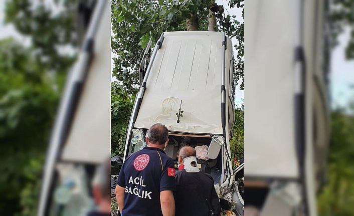 Samsun'da ağaca çarpan hafif ticari araçtaki 4 kişi yaralandı