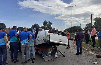 Samsun'da devrilen pikaptaki 2 kişi yaralandı