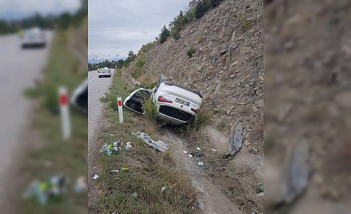 Sinop'ta devrilen otomobildeki aynı aileden 5 kişi yaralandı