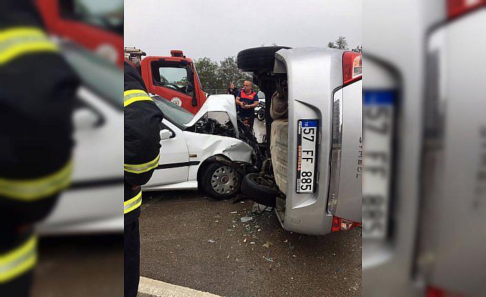 Sinop'ta iki otomobilin çarpıştığı kazada 2 kişi yaralandı