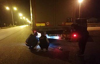 Tıra çarpan hafif ticari aracın sürücüsü yaralandı