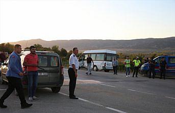 Tokat'ta servis minibüsüyle kamyonet çarpıştı, 11'i öğrenci 14 kişi yaralandı
