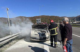 Bolu Dağı'nda seyir halindeki otomobilde çıkan yangın söndürüldü
